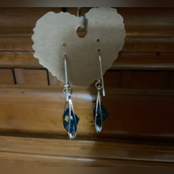 Woman’s round blue topaz stone in the center of silver dangle/ hanging earrings - Picture 3 of 6